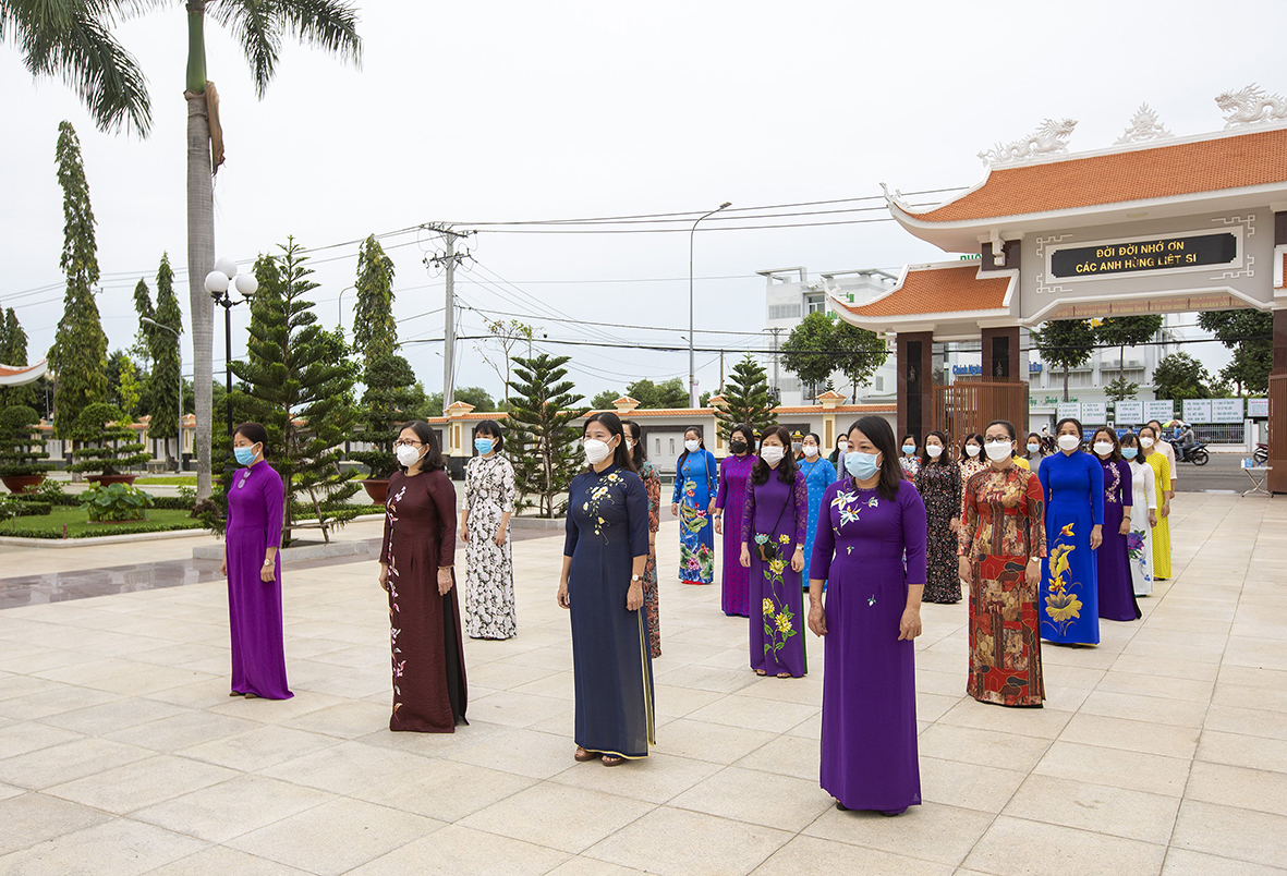 Bà Nguyễn Thị Yến, Phó Bí thư Thường trực Tỉnh ủy, Trưởng Đoàn ĐBQH tỉnh (hàng đầu thứ hai từ trái qua) và các đại biểu tham dự Lễ viếng.