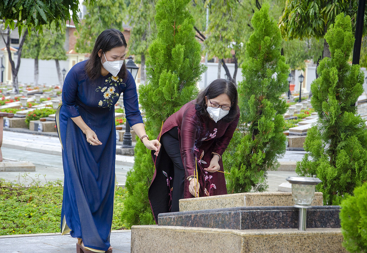 Bà Nguyễn Thị Yến, Phó Bí thư Thường trực Tỉnh ủy, Trưởng Đoàn ĐBQH tỉnh (thứ nhất từ phải qua) và bà Lê Thị Kim Thu, Bí thư Đảng Đoàn - Chủ tịch Hội LHPN tỉnh thắp hương tại các phần mộ liệt sĩ.