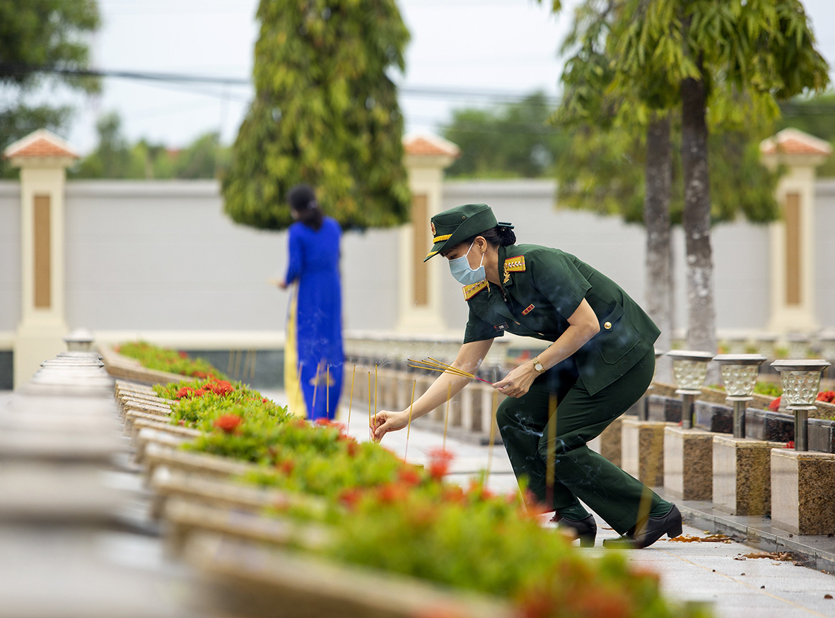 Các đại biểu thắp hương tại các phần mộ liệt sĩ.