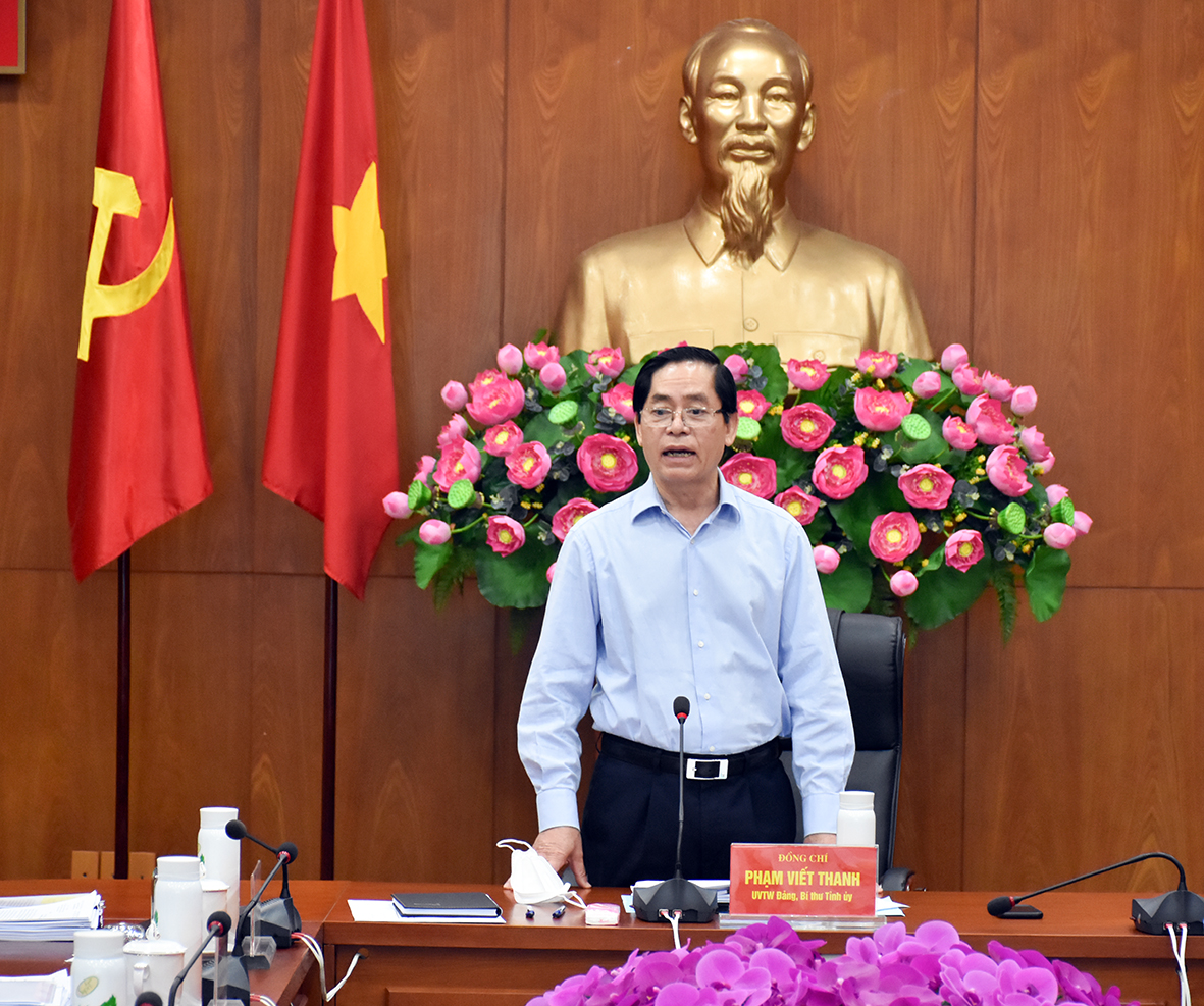Ông Phạm Viết Thanh, Ủy viên Trung ương Đảng, Bí thư Tỉnh ủy, ChỦ tịch HĐND tỉnh phát biểu tại cuộc họp.