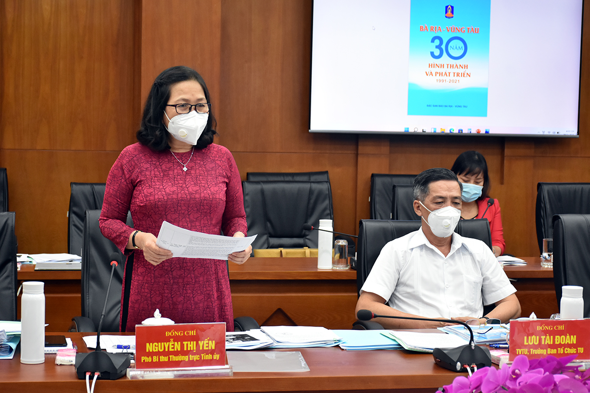 Bà Nguyễn Thị Yến, Phó Bí thư Thường trực Tỉnh ủy, Trưởng Đoàn ĐBQH tỉnh phát biểu tại cuộc họp.