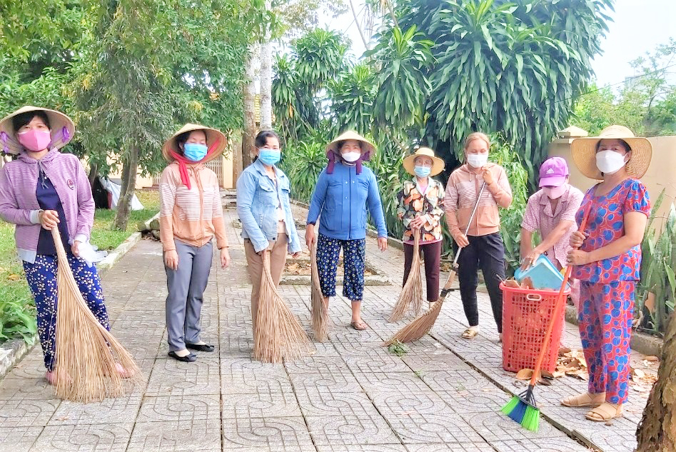 Hội LHPN xã Bình Ba tham gia quét dọn vệ sinh  cơ quan chào mừng Đại hội đại biểu phụ nữ tỉnh.