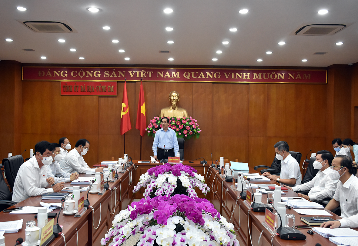 Ông Phạm Viết Thanh, Ủy viên Trung ương Đảng, Bí thư Tỉnh ủy, Chủ tịch HĐND tỉnh phát biểu tại cuộc họp.