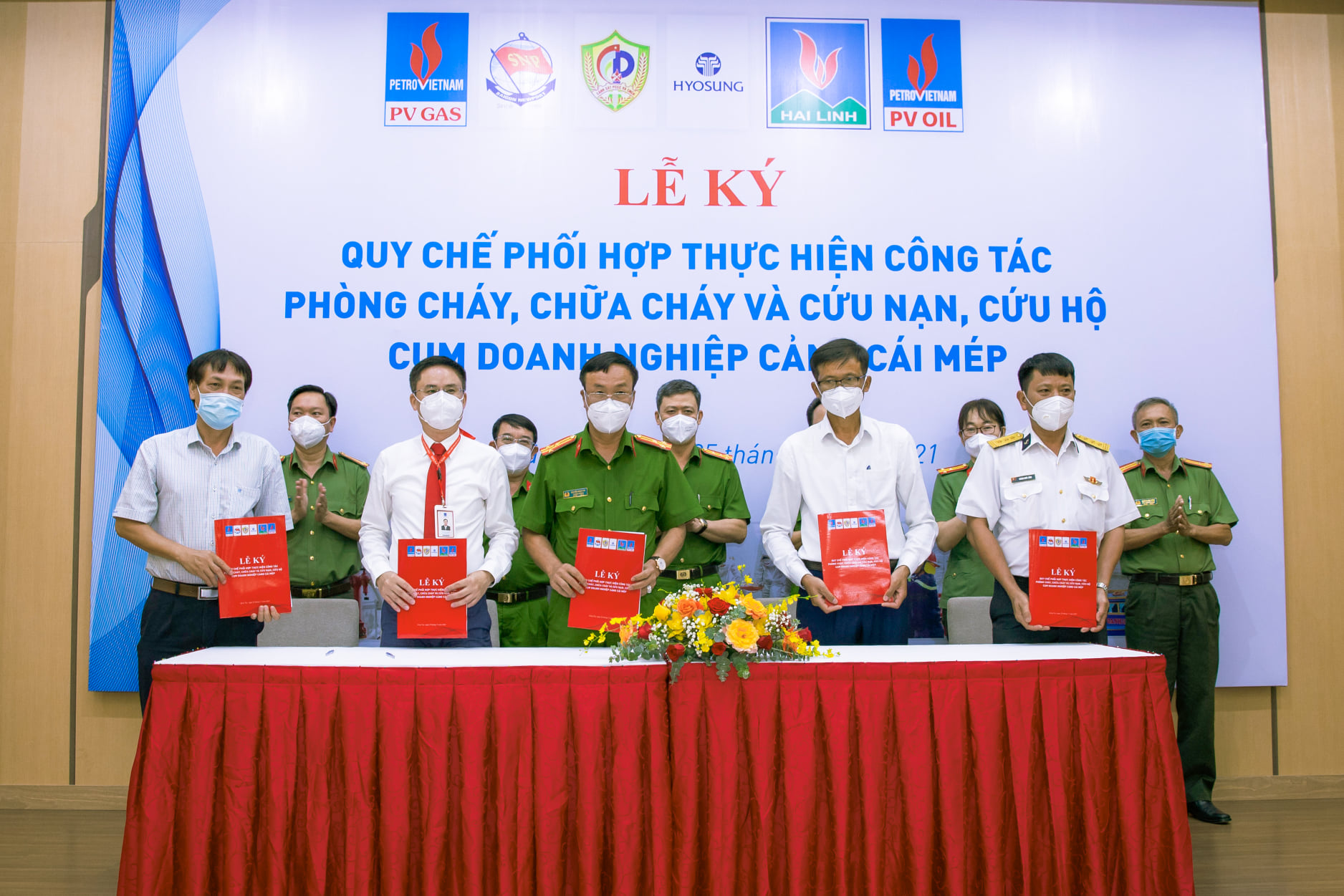 Đại diện Công an tỉnh và KTV thực hiện ký kết.