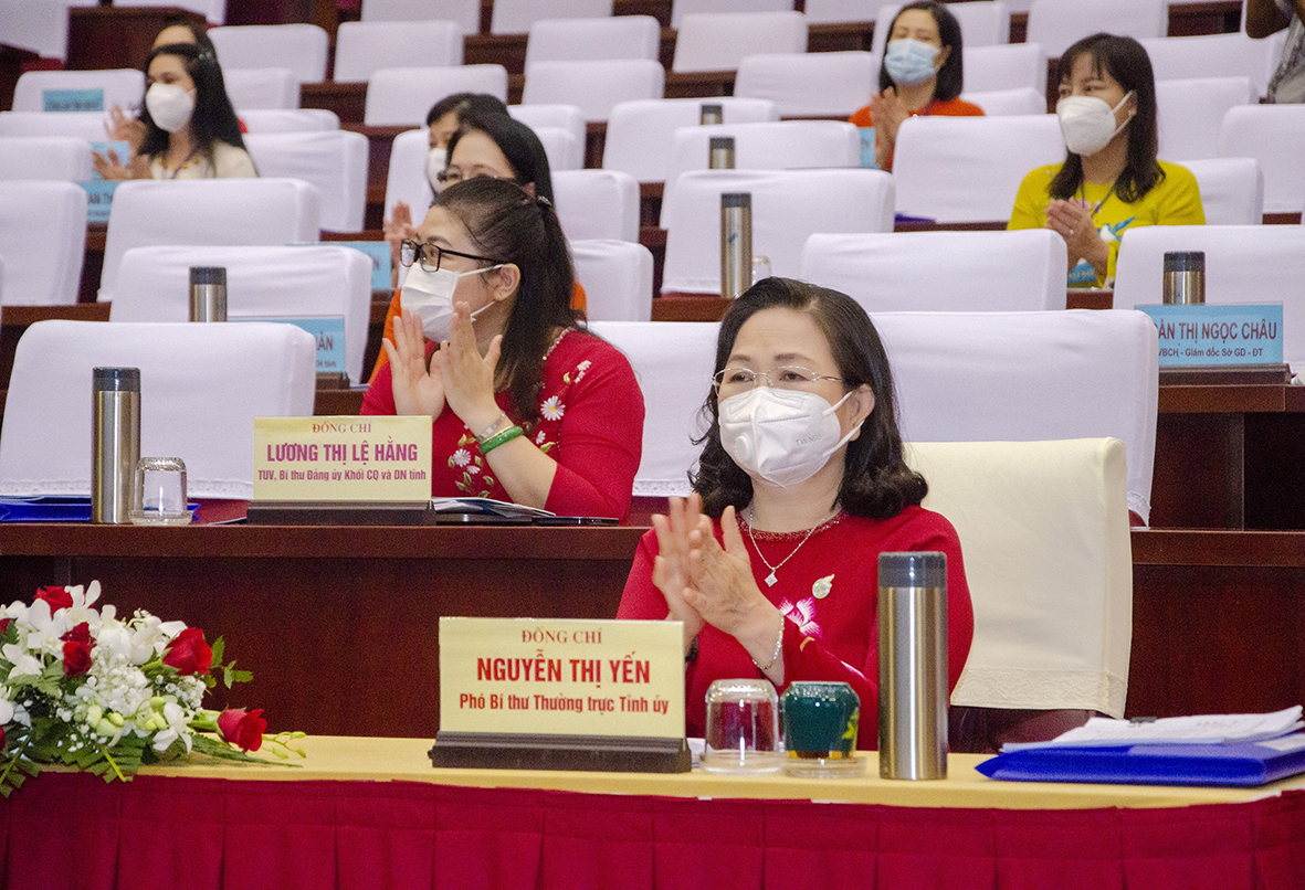 Bà Nguyễn Thị Yến, Phó Bí thư Thường trực Tỉnh ủy, Trưởng Đoàn ĐBQH tỉnh cùng các đại biểu tham dự Đại hội.