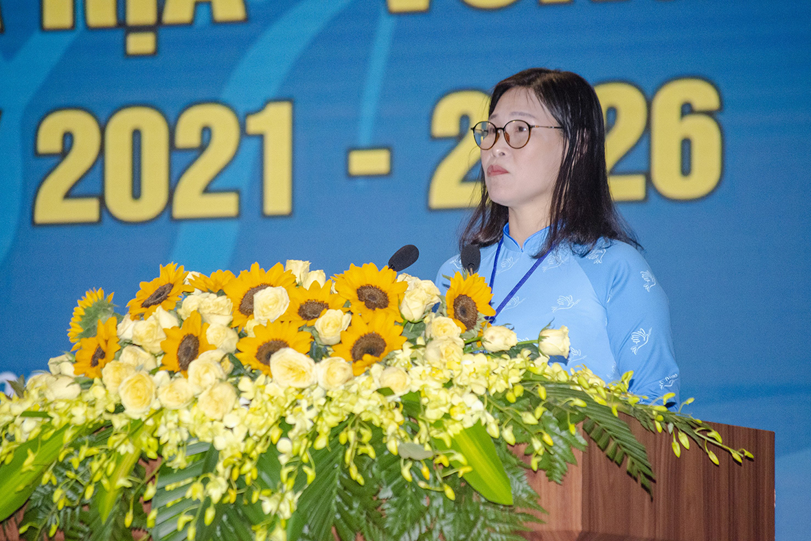 Bà Lê Thị Kim Thu, Bí thư Đảng Đoàn, Chủ tịch Hội LHPN tỉnh phát biểu khai mạc Đại hội.