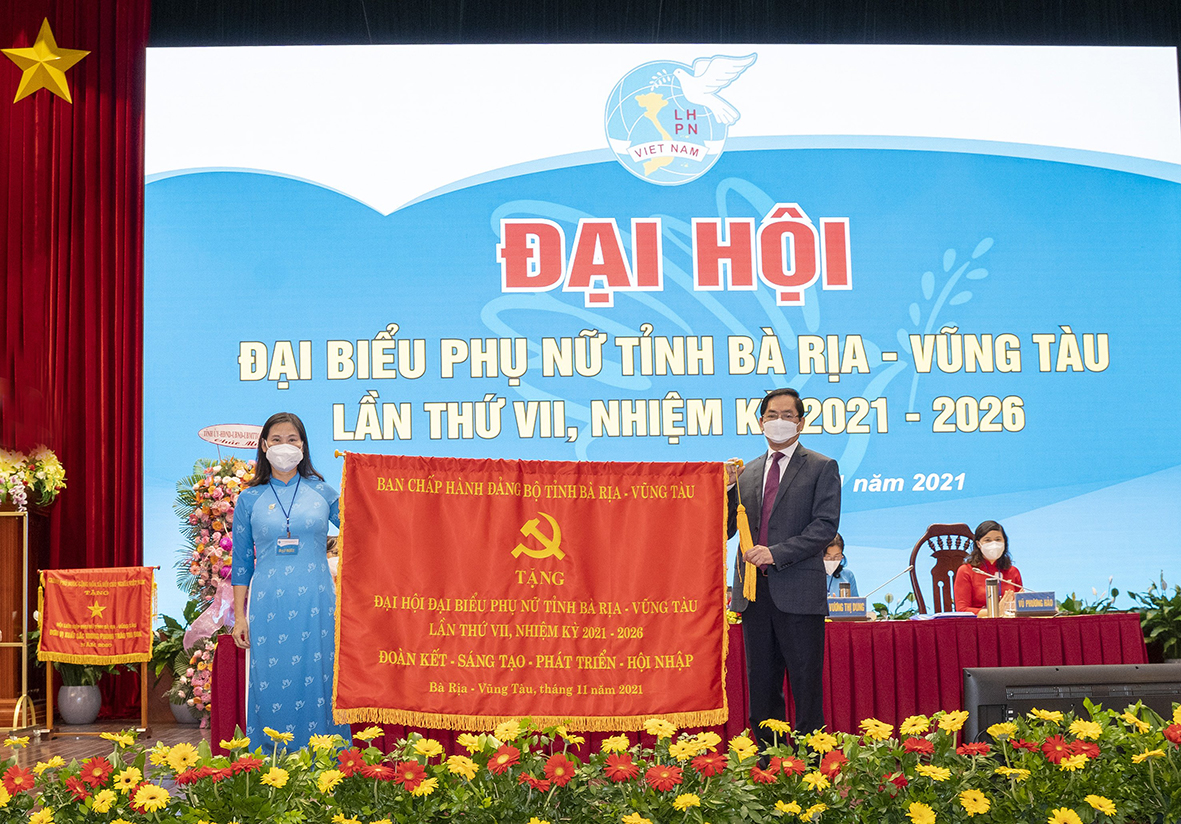 Ông Phạm Viết Thanh, Ủy viên Trung ương Đảng, Bí thư Tỉnh ủy, Chủ tịch HĐND tỉnh tặng Bức trướng của Ban Chấp hành Đảng bộ tỉnh cho Đại hội.