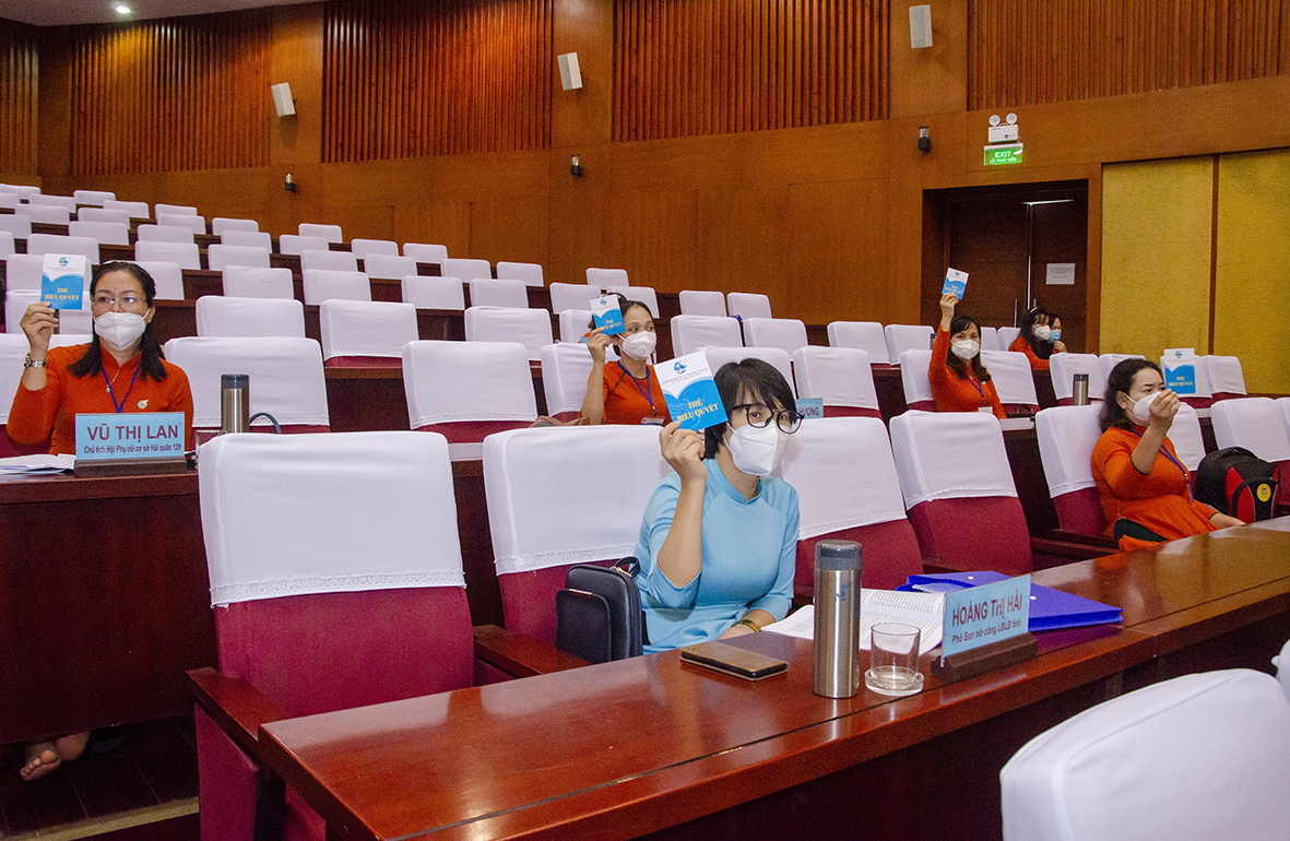 Các đại biểu biểu quyết thông qua Nghị quyết Đại hội Hội LHPN Việt Nam tỉnh khóa VII, nhiệm kỳ 2021-2026.