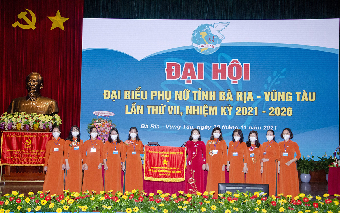Bà Nguyễn Thị Yến, Phó Bí thư Thường trực Tỉnh ủy, Trưởng Đoàn ĐBQH tỉnh (thứ sáu từ phải qua) trao Cờ thi đua của Chính phủ cho Hội LHPN tỉnh vì đã có thành tích xuất sắc trong phong trào thi đua năm 2020.