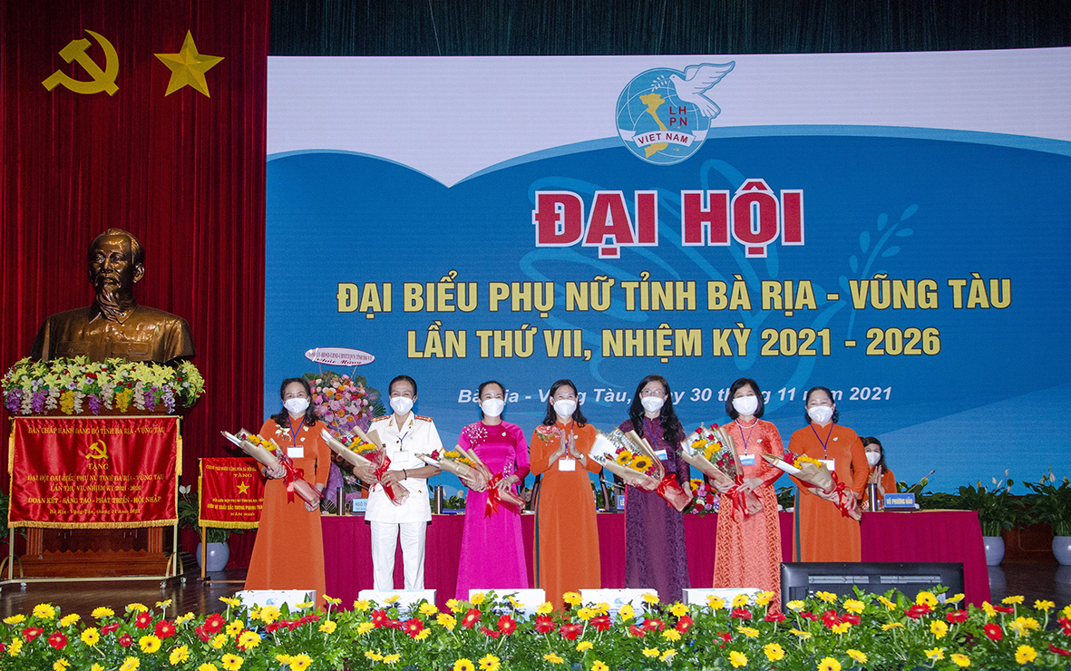 Bà Lê Thị Kim Thu, Bí thư Đảng Đoàn, Chủ tịch Hội LHPN tỉnh tặng hoa cảm ơn các Ủy viên Ban Chấp hành Hội LHPN tỉnh khoá VI, nhiệm kỳ 2016 - 2021 không tham gia Ban Chấp hành Hội LHPN tỉnh khoá VII.