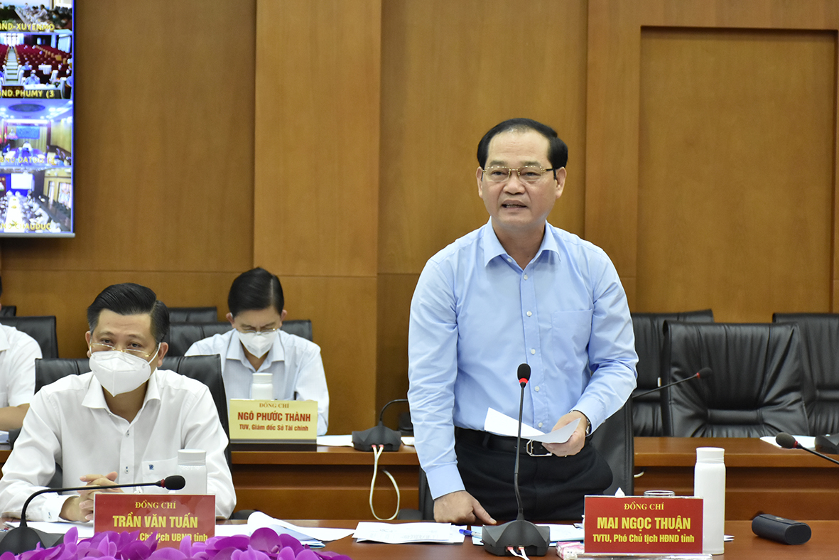 Ông Mai Ngọc Thuận, Phó Chủ tịch HĐND tỉnh, Phó Trưởng BCĐ phòng chống dịch đề nghị cần thay đổi cách truy vết theo hướng tập trung vào ổ dịch lớn theo hộ gia đình, nhóm dân cư, phân xưởng, chuyền sản xuất.