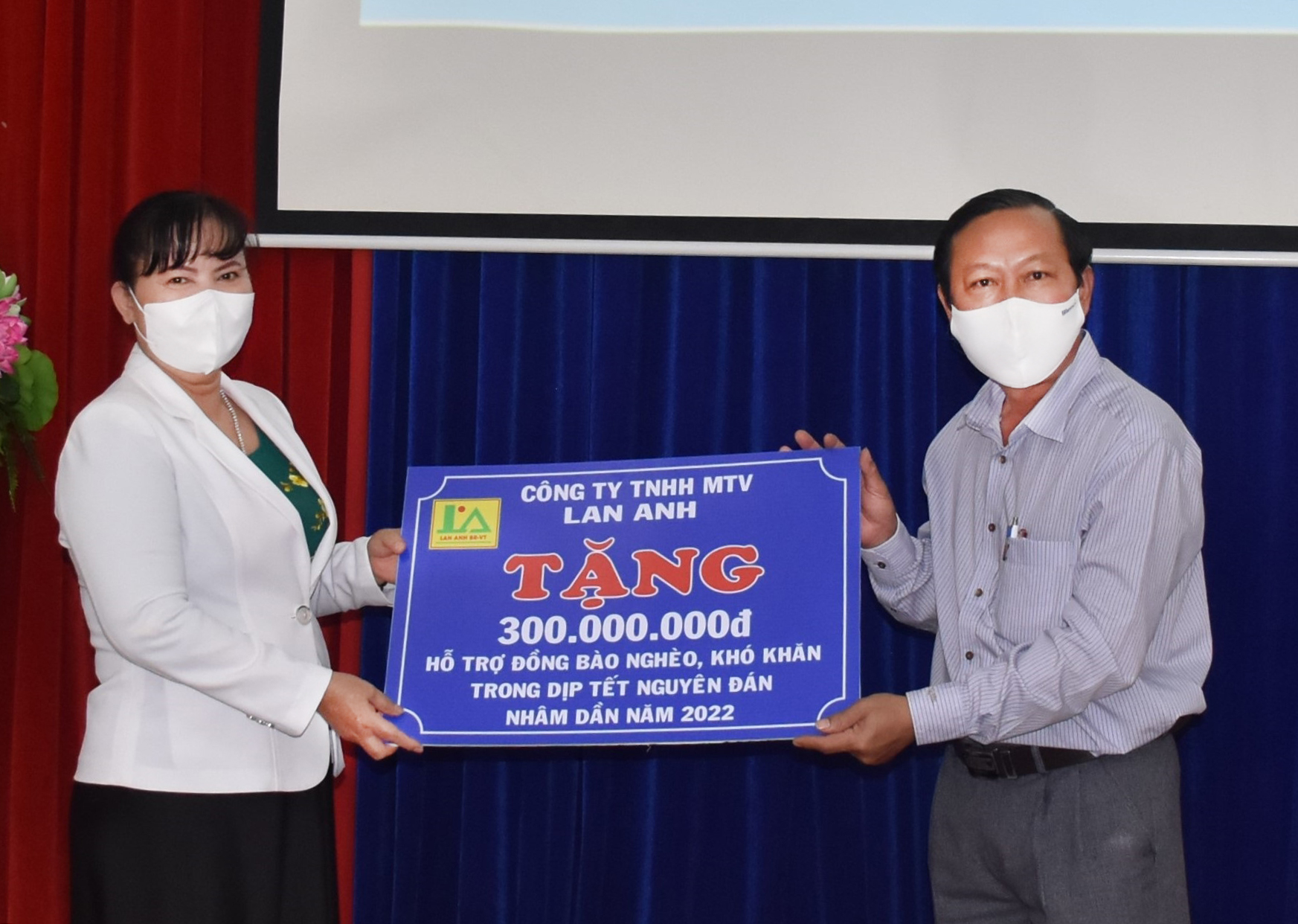 Bà Nguyễn Nam Phương, Tổng Giám đốc Công ty TNHH MTV Lan Anh trao bảng tượng trưng tặng 300 triệu đồng hỗ trợ người nghèo, khó khăn dịp Tết Nguyên đán Nhâm Dần năm 2022.