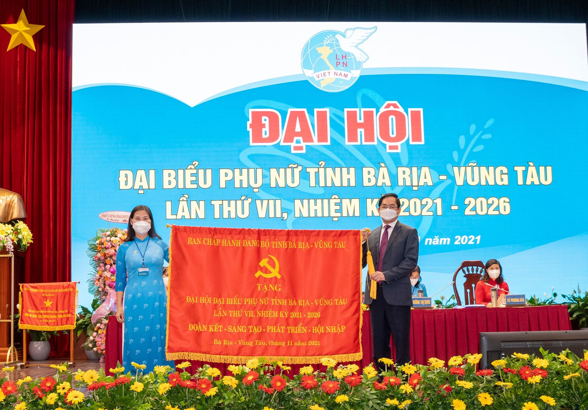 Ông Phạm Viết Thanh, Ủy viên Trung ương Đảng, Bí thư Tỉnh ủy, Chủ tịch HĐND tỉnh tặng Bức trướng của Ban Chấp hành Đảng bộ tỉnh với tinh thần 