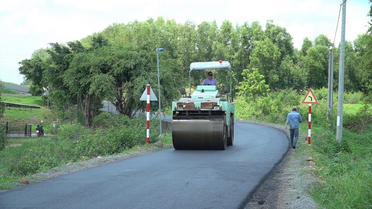 Đường giao thông nông thôn tại xã Suối Nghệ (huyện Châu Đức) được nhựa hóa.