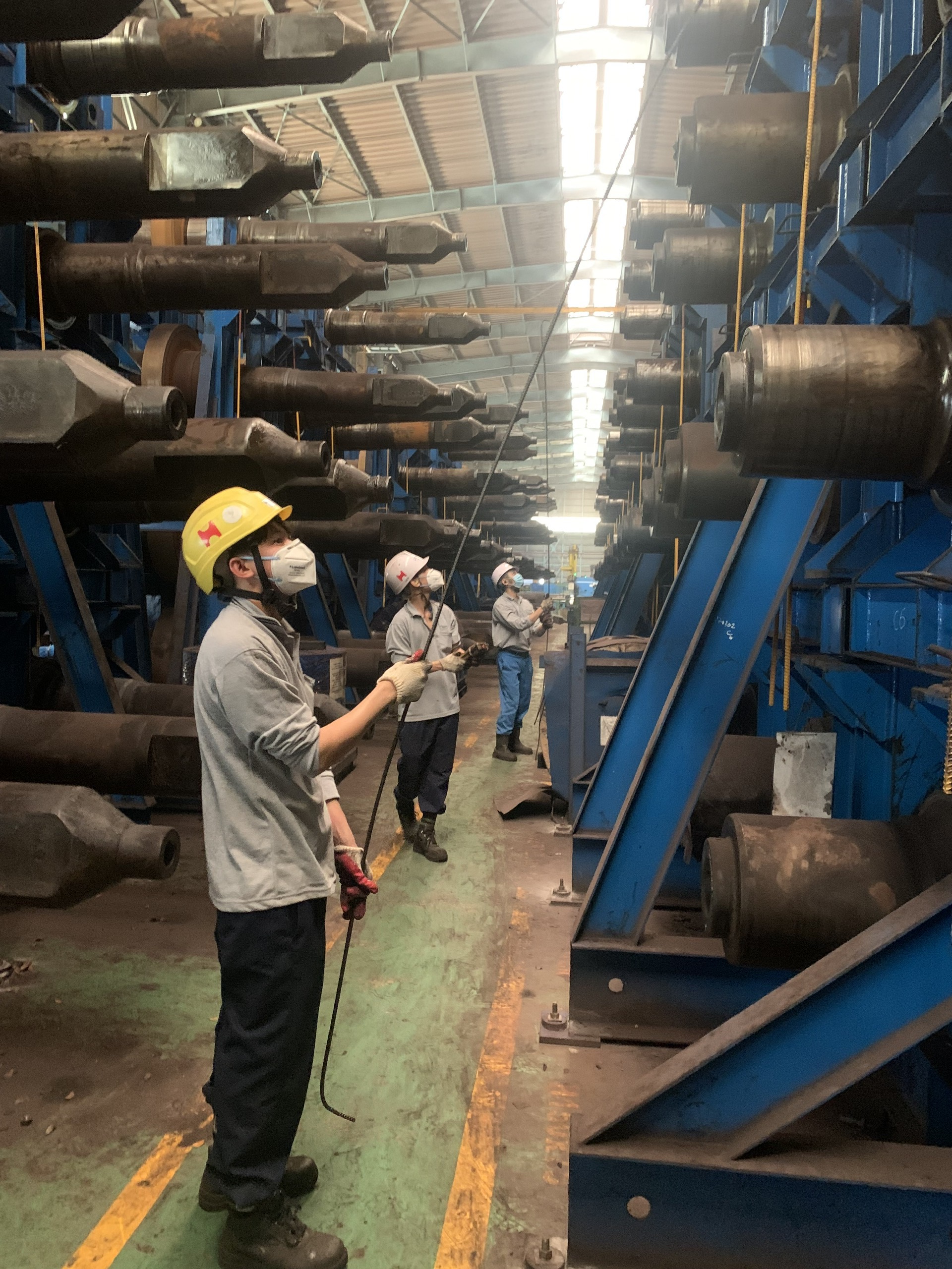 Tỉnh cần xây dựng chính sách để phục hồi, phát triển kinh tế, trong đó, chú trọng đến việc hỗ trợ các DN khôi phục sản xuất.  Trong ảnh: Người lao động Công ty Posco Yamato tuân thủ 5K trong giờ sản xuất. Ảnh: THANH NGA