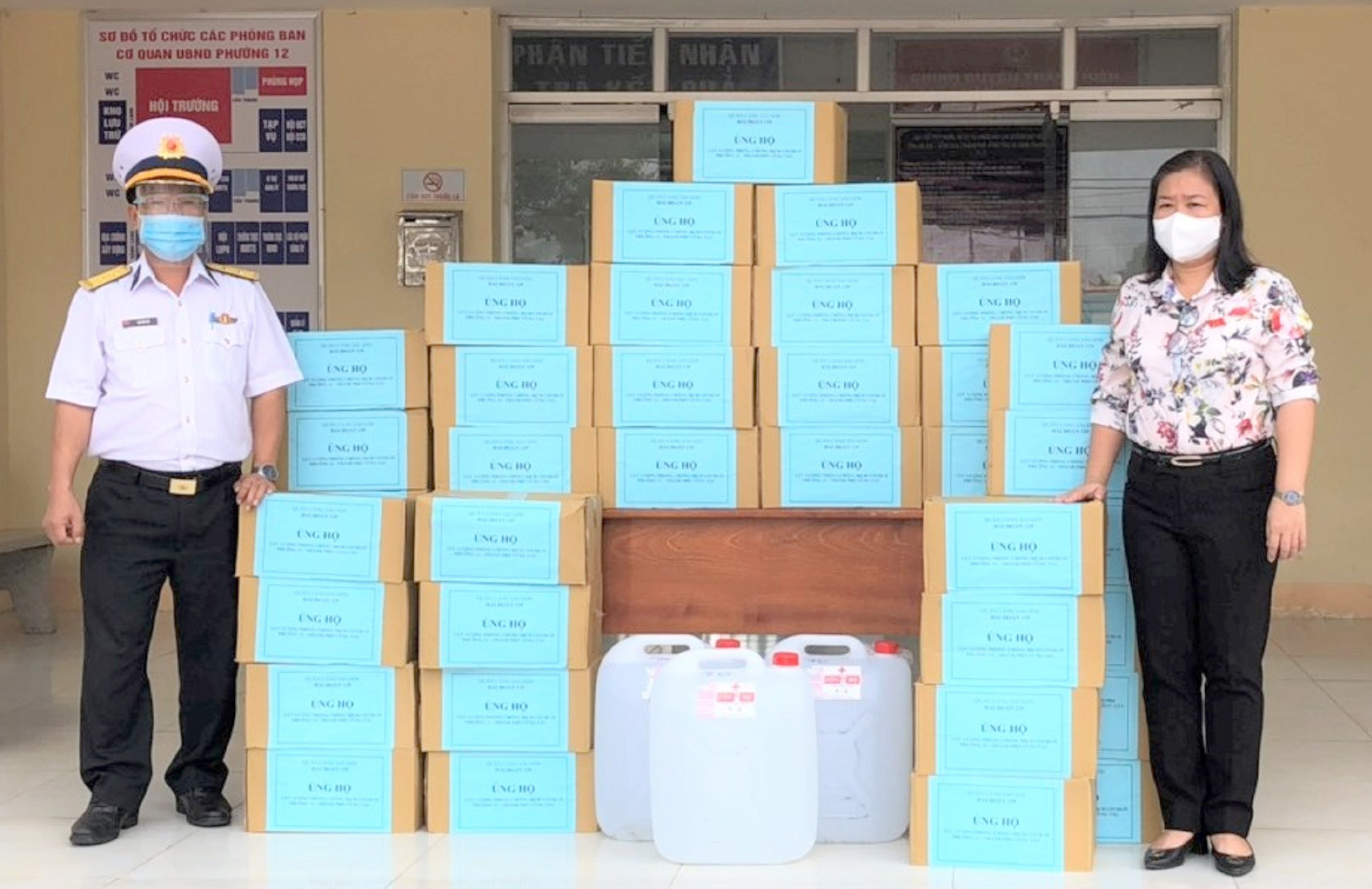  Đại diện Hải đoàn 129 Hải quân trao tặng vật tư y tế, nhu yếu phẩm cho lực lượng phòng, chống dịch phường 12, TP. Vũng Tàu.