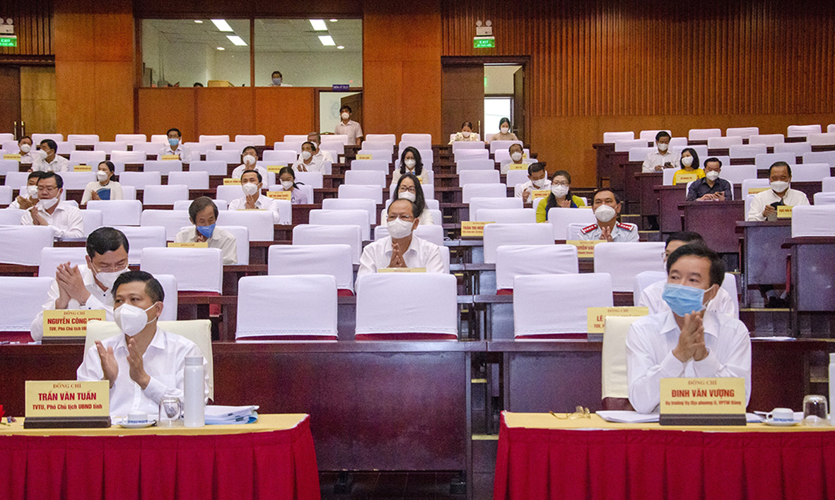Ông Đinh Văn Vượng, Vụ trưởng Vụ Địa phương II, Văn phòng Trung ương Đảng (hàng đầu, thứ nhất từ phải qua) cùng các đại biểu tham dự Hội nghị.