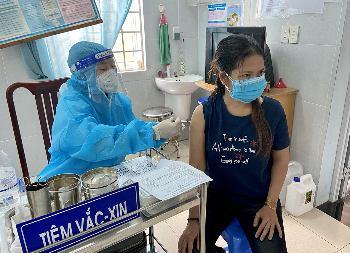 Nhân viên y tế tiêm vắc xin phòng COVID-19 cho người dân xã An Ngãi (huyện Long Điền). Ảnh: HOÀNG HƯỜNG