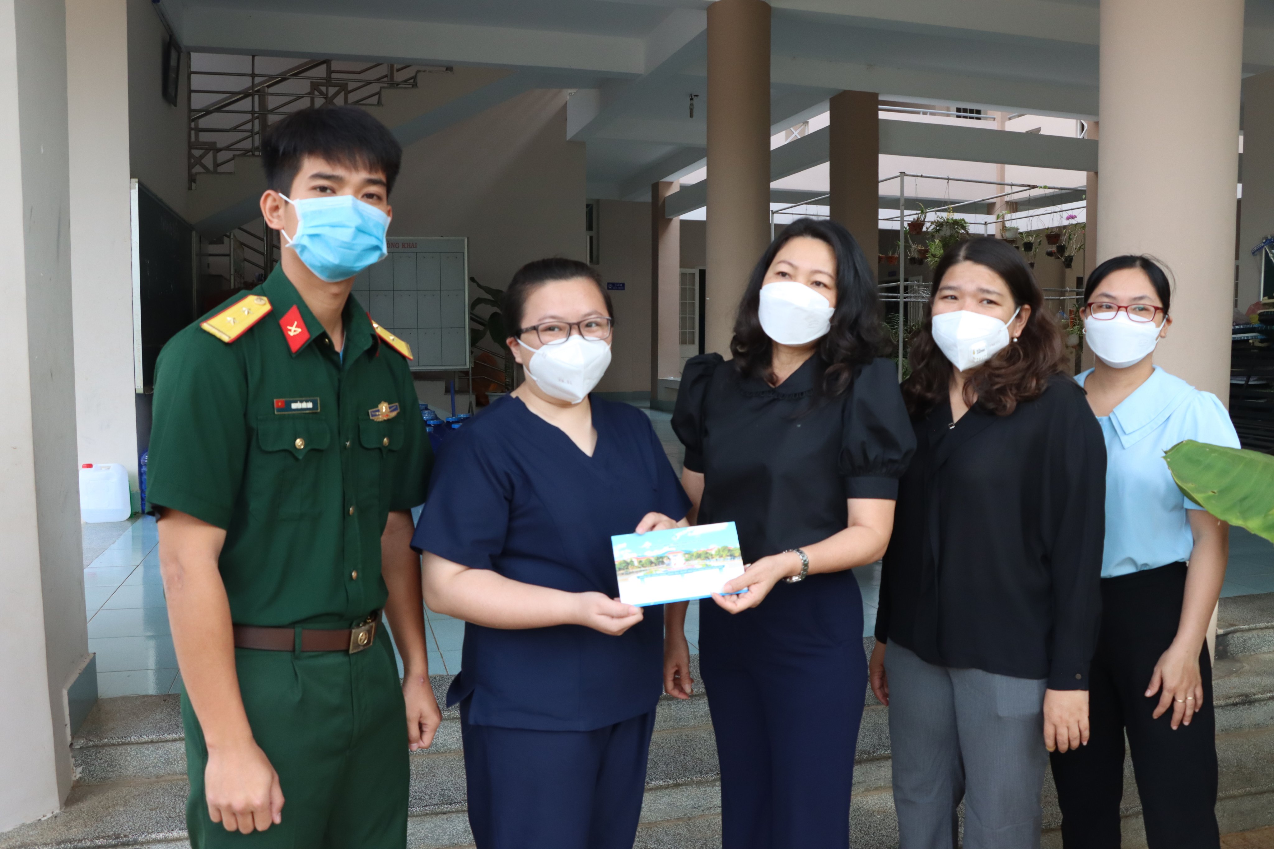 Bà Đỗ Thị Hồng, Phó Chủ tịch UBND huyện Đất Đỏ thăm, tặng quà tại khu cách ly Trường THCS Phước Thạnh.