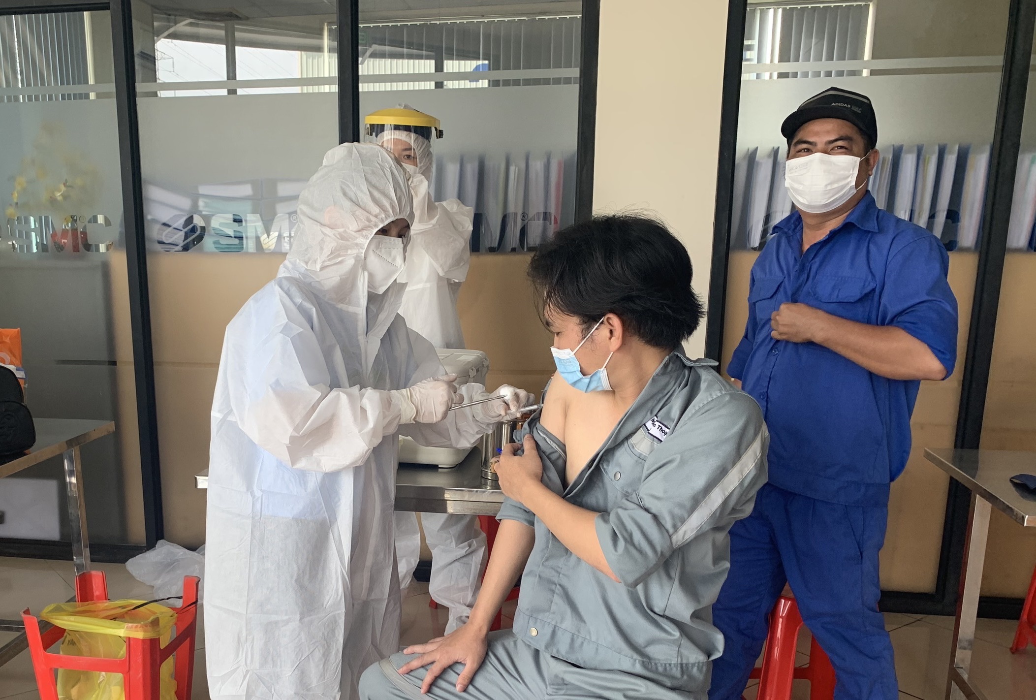 Nhân viên y tế tiêm vắc xin cho người lao động tại Công ty TNHH Thép SMC.