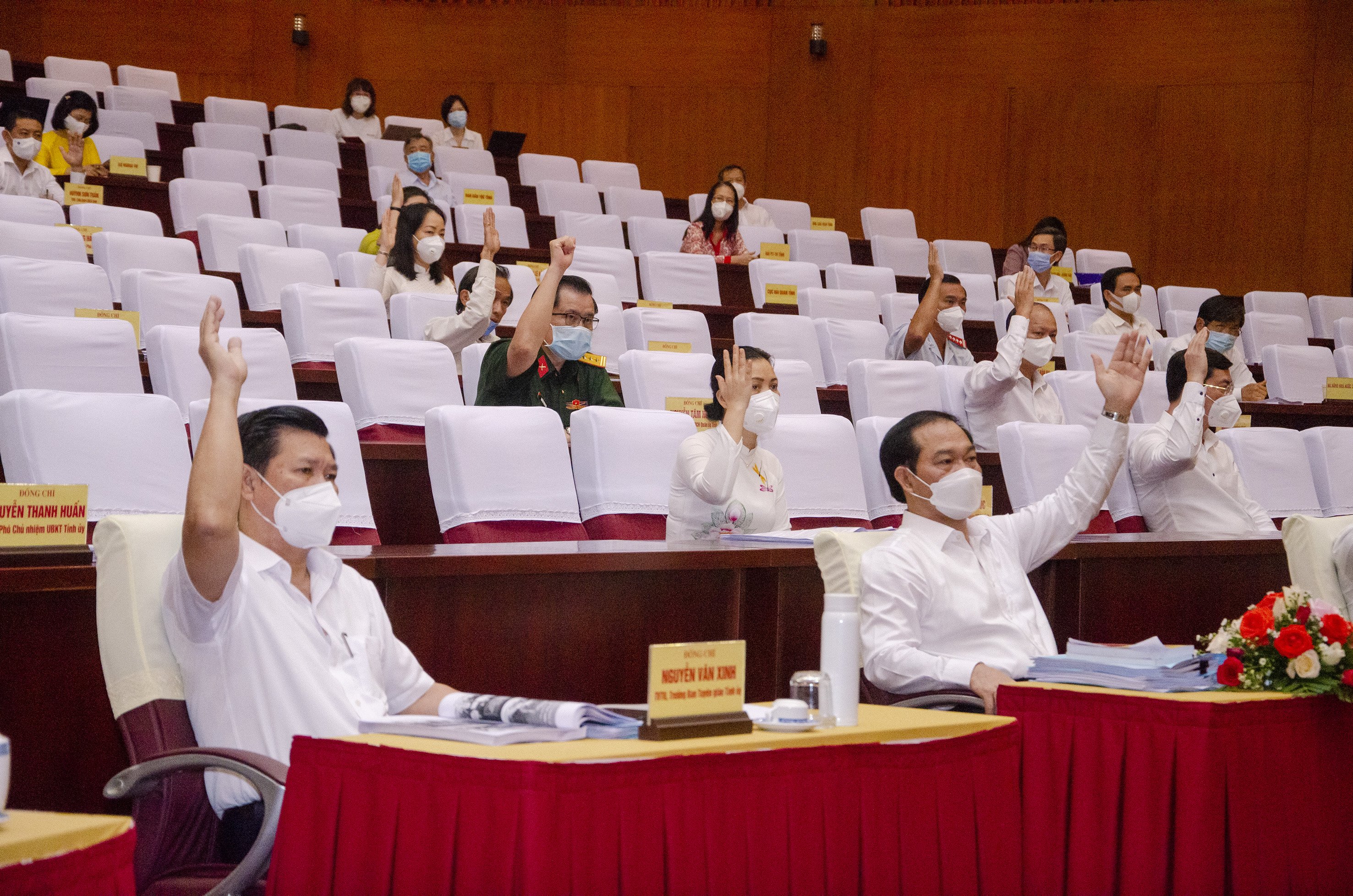 Các đại biểu biểu quyết thông qua các dự thảo Nghị quyết tại hội nghị. Ảnh: MẠNH THẮNG