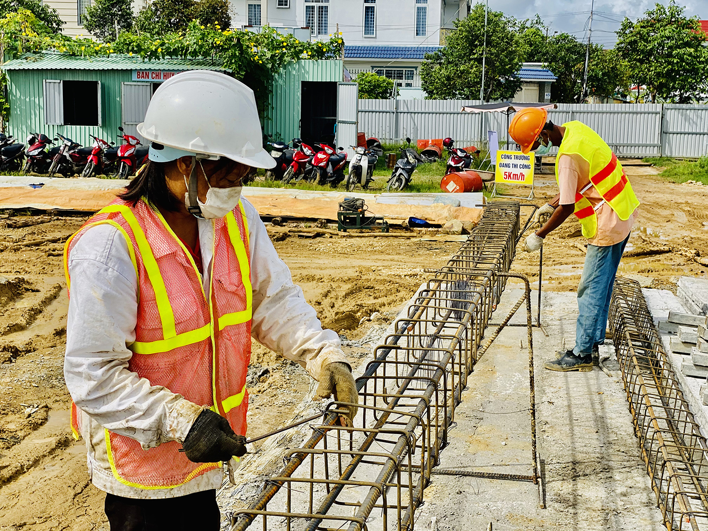Công nhân làm việc trên công trường xây dựng Trường TH phường 11 (TP. Vũng Tàu). Ảnh: QUANG VŨ