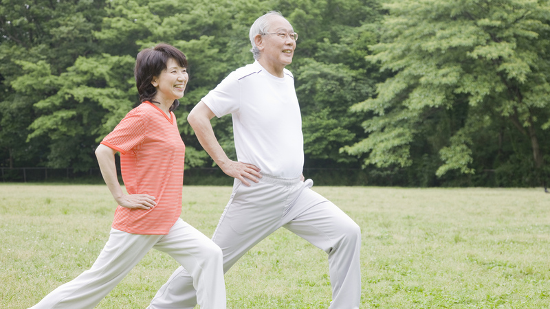 Người già cũng cần tập thể dục hằng ngày để tăng cường sức khỏe.