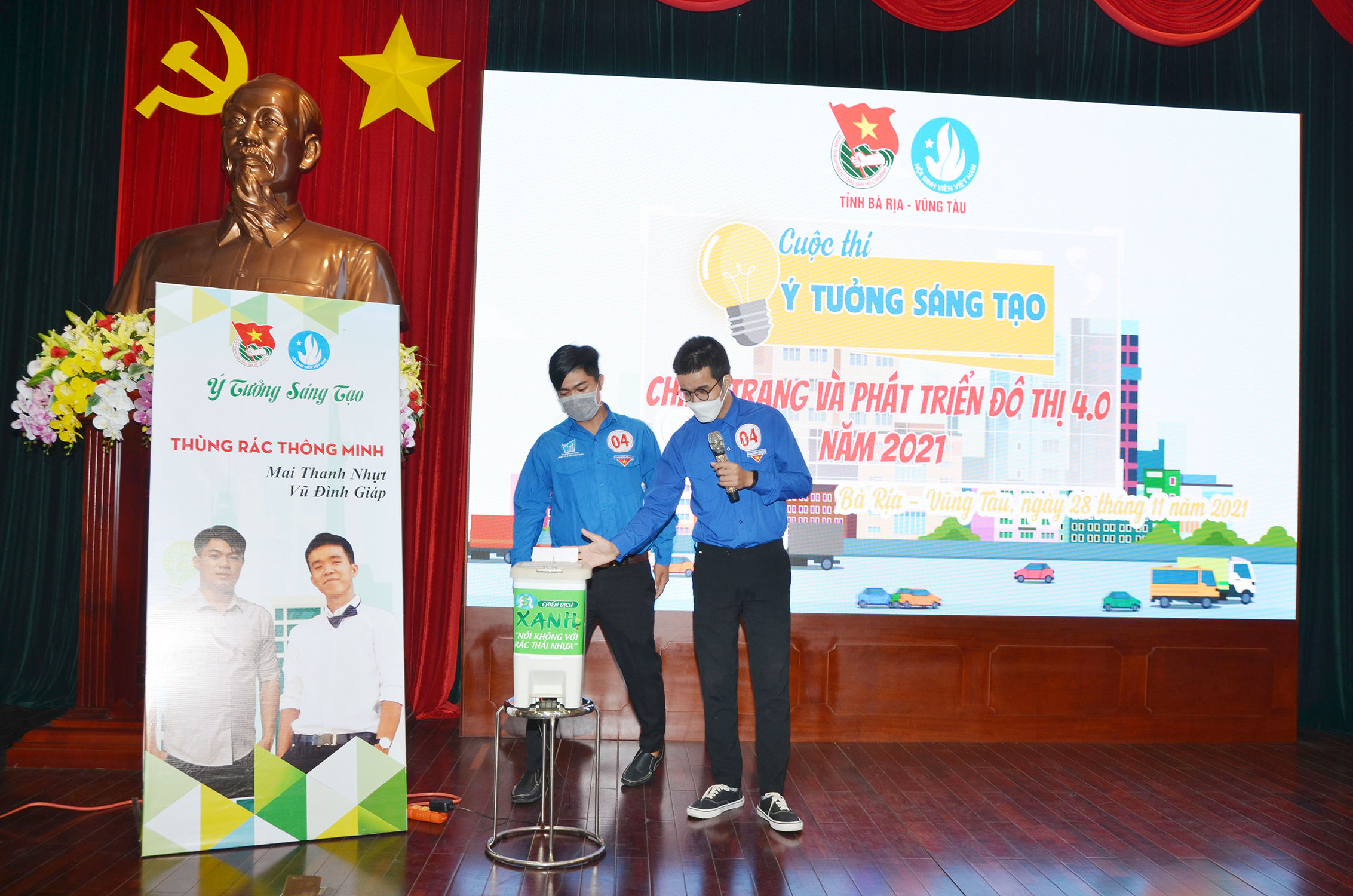 Nhóm thí sinh Mai Thanh Nhựt-Vũ Đình Giáp và ý tưởng đã chuyển thành sản phẩm “Thùng rác thông minh biết nói”.