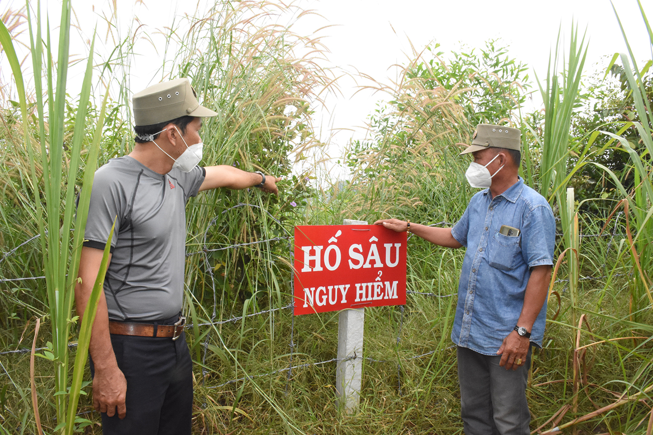 Những tấm biển “Hố sâu nguy hiểm” mới được cắm sau khi xảy ra vụ 2 em học sinh chết đuối tại khu vực mỏ sét Mỹ Xuân 2 (phường Mỹ Xuân, TX. Phú Mỹ).