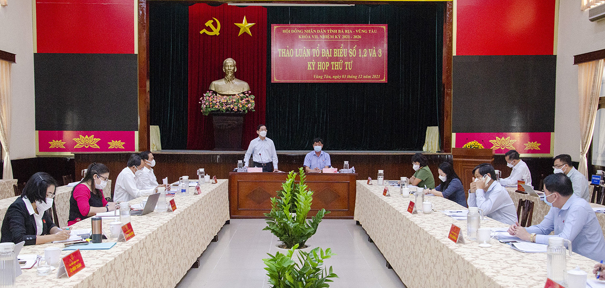 Quang cảnh thảo luận Tổ đại biểu số 1,2 và 3. Ảnh: MẠNH THẮNG