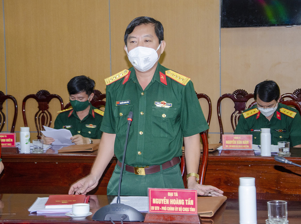 Đại tá Nguyễn Hoàng Tấn, Ủy viên Ban Thường vụ Đảng ủy - Phó Chính ủy Bộ CHQS tỉnh trình bày dự thảo Báo cáo Kiểm điểm tập thể Ban Thường vụ Đảng ủy Quân sự tỉnh năm 2021.