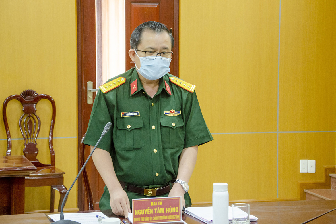 Đại tá Nguyễn Tâm Hùng, Tỉnh ủy viên, Phó Bí thư Đảng ủy - Chỉ huy trưởng Bộ CHQS tỉnh phát biểu tiếp thu các ý kiến phát biểu tại Hội nghị.