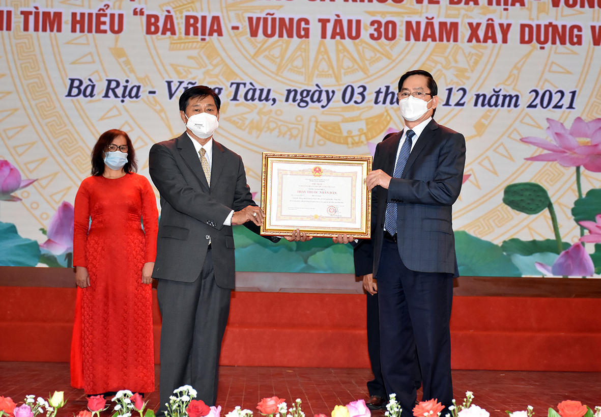Ông Phạm Viết Thanh, Ủy viên Trung ương Đảng, Bí thư Tỉnh ủy, Chủ tịch HĐND tỉnh trao danh hiệu Thầy thuốc Nhân dân cho ông Hồ Văn Hải, Giám đốc Trung tâm Y tế huyện Xuyên Mộc.