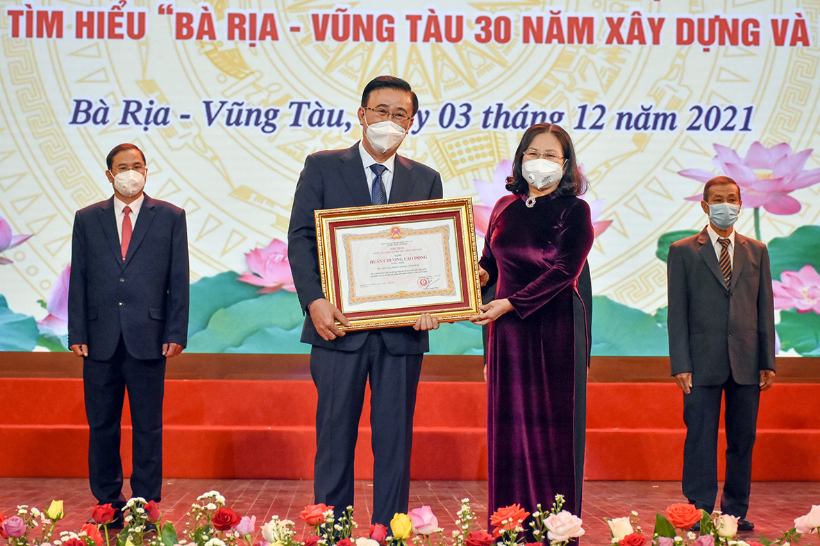 Bà Nguyễn Thị Yến, Phó Bí thư Thường trực Tỉnh ủy, Trưởng Đoàn ĐBQH tỉnh trao Huân chương Lao động hạng Nhất cho Ban Dân vận Tỉnh ủy.