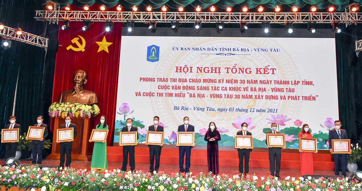 Bà Nguyễn Thị Yến, Phó Bí thư Thường trực Tỉnh ủy, Trưởng Đoàn ĐBQH tỉnh trao Huân chương Lao động cho các tập thể, cá nhân.