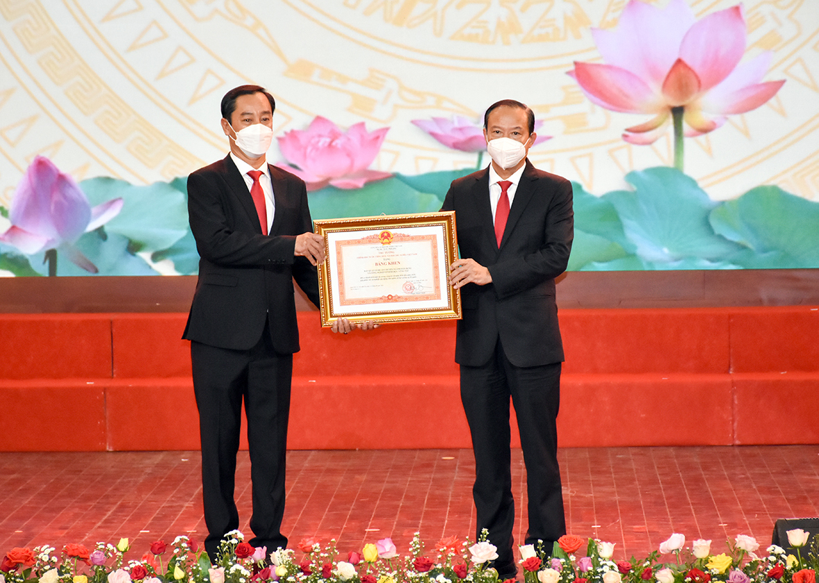 Ông Nguyễn Văn Thọ, Phó Bí thư Tỉnh ủy, Chủ tịch UBND tỉnh trao Bằng khen của Thủ tướng Chính phủ cho Ban Quản lý Dự án chuyên ngành Dân dụng và Công nghiệp tỉnh.