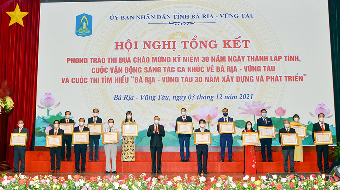 Ông Nguyễn Văn Thọ, Phó Bí thư Tỉnh ủy, Chủ tịch UBND tỉnh trao Bằng khen của Thủ tướng Chính phủ cho các tập thể, cá nhân.