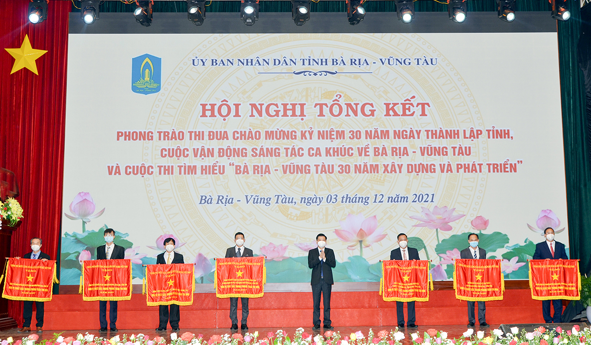 Ông Trần Văn Tuấn, Phó Chủ tịch UBND tỉnh trao Cờ thi đua của Chính phủ cho các đơn vị.