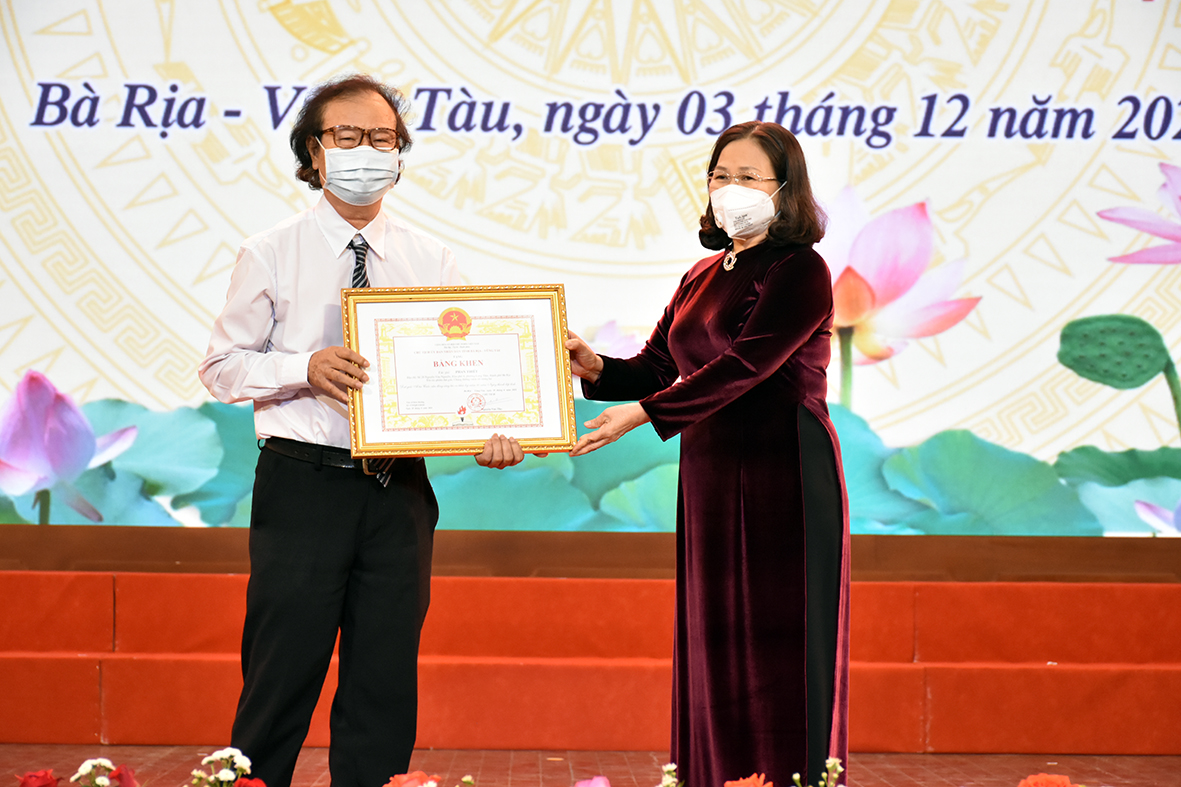 Bà Nguyễn Thị Yến, Phó Bí thư Thường trực Tỉnh ủy, Trưởng Đoàn ĐBQH tỉnh trao giải A Cuộc vận động sáng tác ca khúc về BR-VT chào mừng kỷ niệm 30 năm Ngày thành lập tỉnh cho nhạc sĩ Phan Thiết với ca khúc “Chặng đường vươn tới tương lai”.