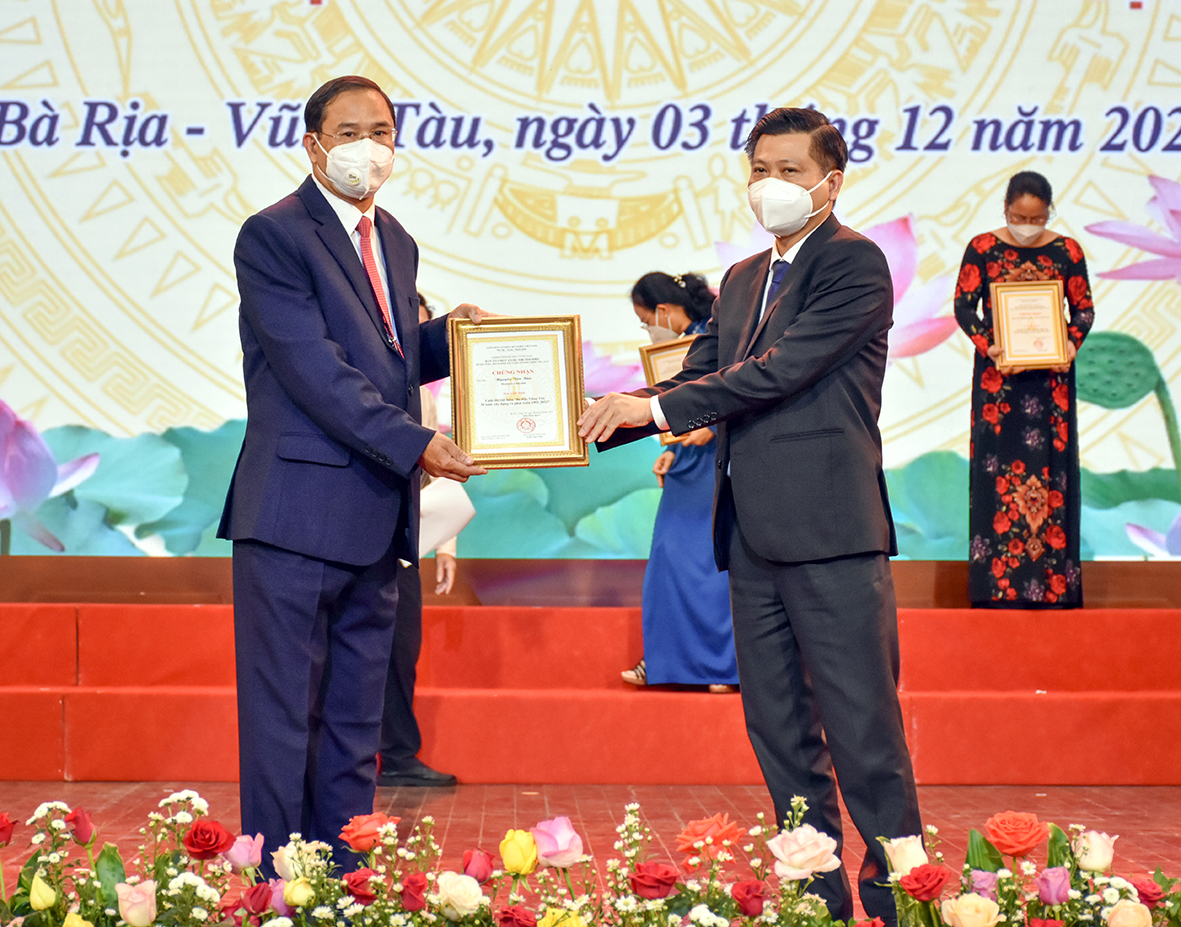 Ông Trần Văn Tuấn, Phó Chủ tịch UBND tỉnh (bên phải) trao giải Nhất cá nhân cuộc thi tìm hiểu “BR-VT 30 năm xây dựng và phát triển