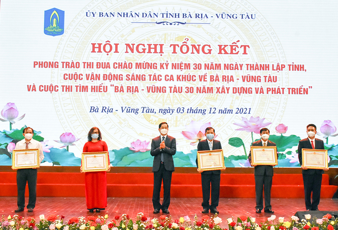Ông Phạm Viết Thanh, Ủy viên Trung ương Đảng, Bí thư Tỉnh ủy, Chủ tịch HĐND tỉnh trao danh hiệu Thầy thuốc Nhân dân, Thầy thuốc Ưu tú, Nhà giáo Ưu tú cho các cá nhân.