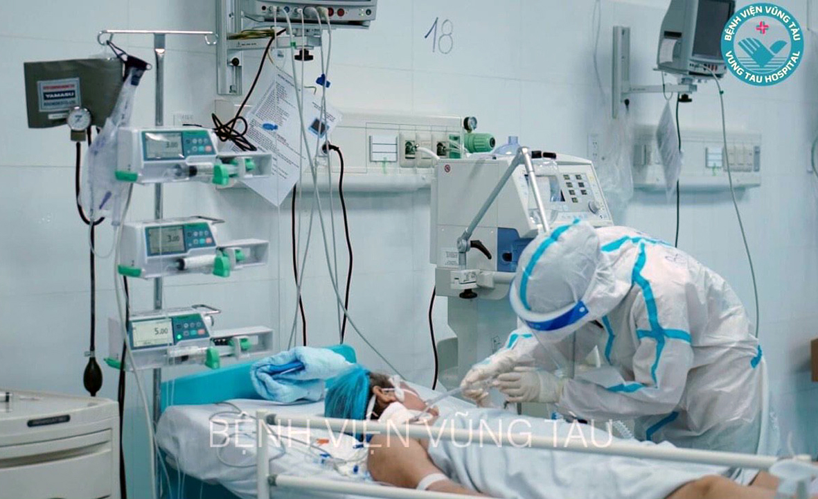 Bác sĩ điều trị cho bệnh nhân COVID-19 tại Cơ sở 4-Bệnh viện Vũng Tàu. Ảnh: Bệnh viện Vũng Tàu cung cấp.