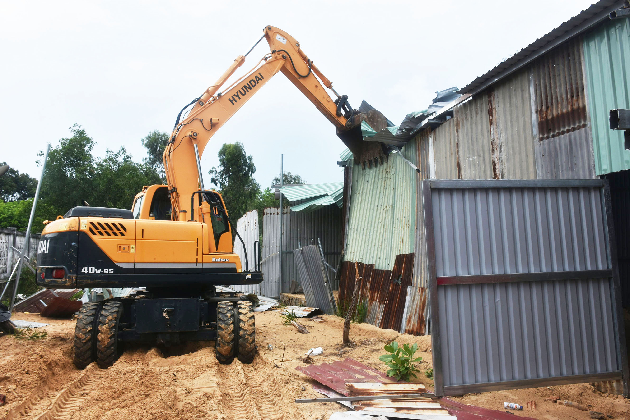 Lực lượng chức năng phường 11 phối hợp với các lực lượng TP. Vũng Tàu tháo dỡ 1 công trình xây dựng trái phép trên địa bàn phường.