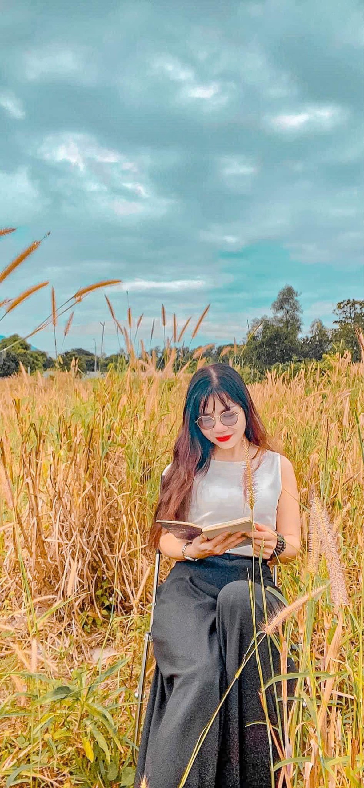Những đồng cỏ lau ngút ngàn là nơi ưa thích của các bạn nữ  tạo dáng, chụp hình.