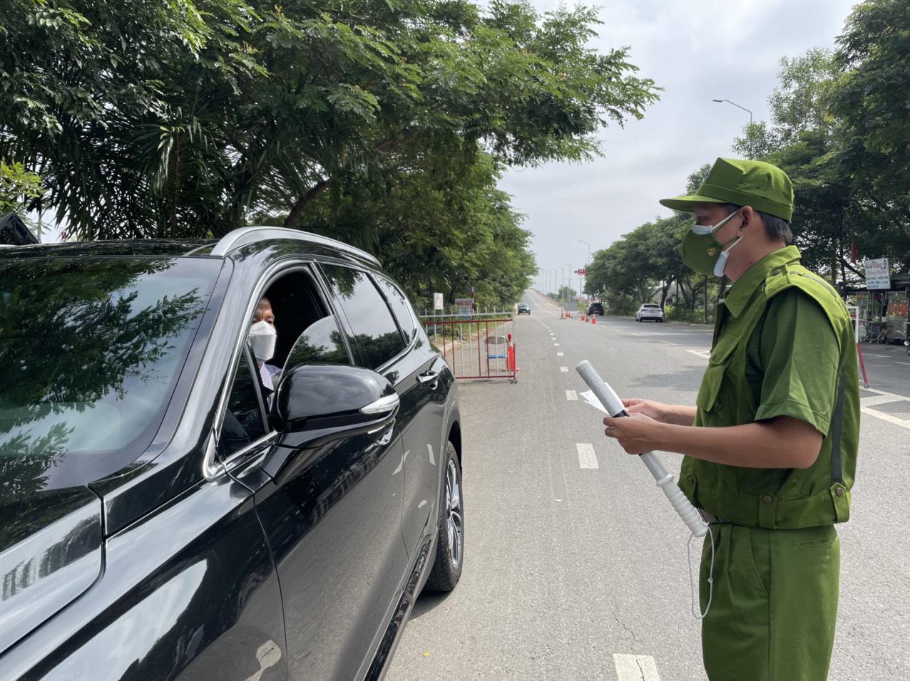 Lực lượng chức năng kiểm tra giấy tờ của người dân tại chốt kiểm soát cầu Chà Và, xã Long Sơn, TP.Vũng Tàu. Ảnh: HUYỀN TRANG