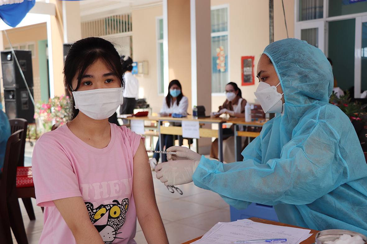 Nhân viên y tế tiêm vắc xin phòng COVID-19 (mũi 2) cho HS Trường THPT Nguyễn Du (TT. Ngãi Giao, huyện Châu Đức).