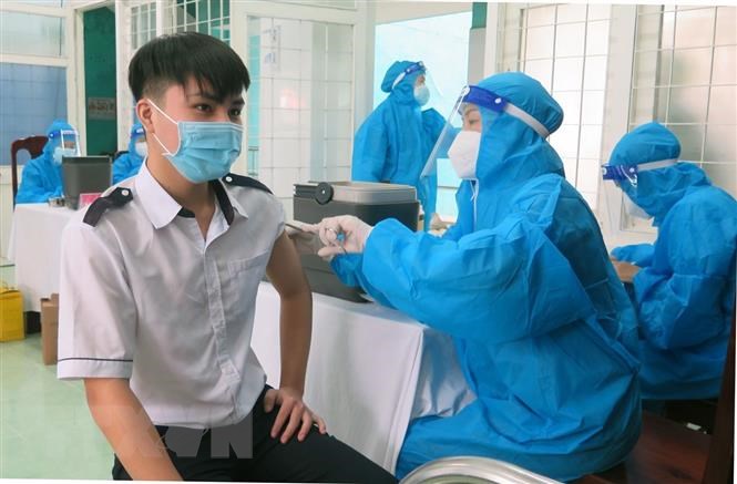 Tiêm vắc xin phòng COVID-19 cho học sinh các trường trung học phổ thông của tỉnh Phú Yên. Ảnh: TTXVN