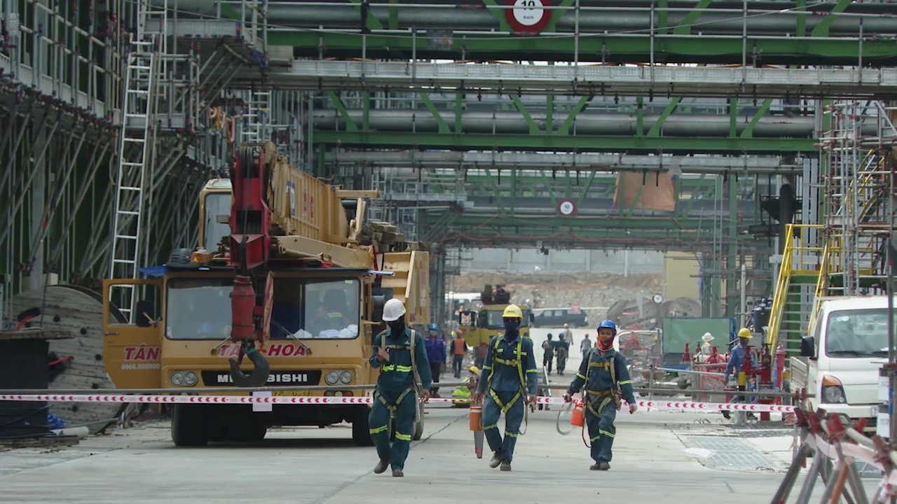 Cử tri phản ánh các vấn đề liên quan đến công tác bồi thường giải phóng mặt bằng để triển khai Dự án Hóa dầu Miền Nam. Trong ảnh: Công nhân trên công trường xây dựng Dự án Tổ hợp Hóa dầu Miền Nam. Ảnh: THANH NGA