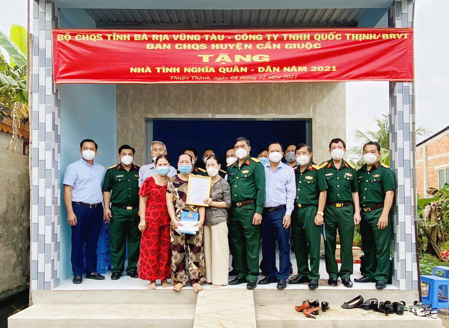 Đại diện Bộ CHQS tỉnh và Ban CHQS huyện Cần Giuộc bàn giao “Nhà tình nghĩa quân - dân” cho gia đình bà Nguyễn Thị Lệ (ấp Thuận Tây 1, xã Thuận Thành, huyện Cần Giuộc, tỉnh Long An).