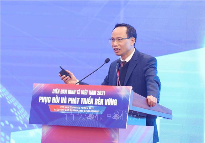TS. Cấn Văn Lực phát biểu tham luận tại Diễn đàn.